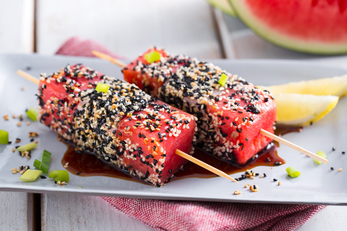 Espetinhos de atum tataki e melancia