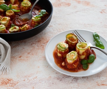 Rolinhos de abobrinha ao molho