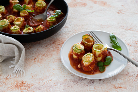 Rolinhos de abobrinha ao molho