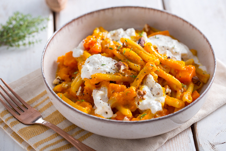 Casarecce com abóbora, nozes e burrata