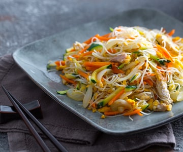 Espaguete de arroz com carne e legumes