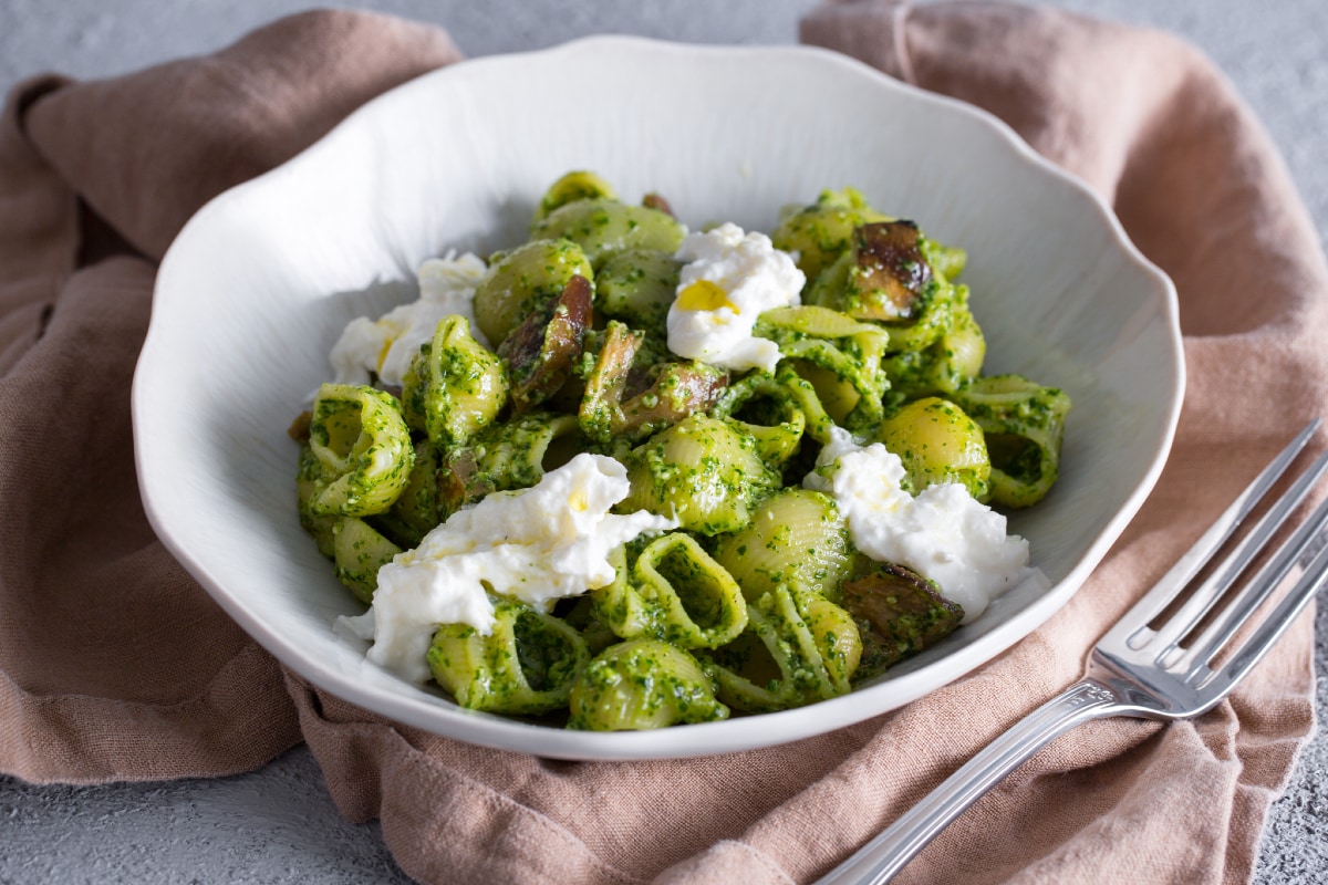 Pasta com pesto de rúcula, berinjela em conserva e stracciatella