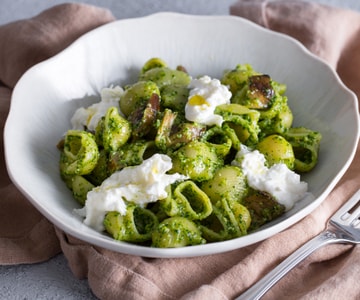 Pasta com pesto de rúcula, berinjela em conserva e stracciatella