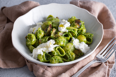 Pasta com pesto de rúcula, berinjela em conserva e stracciatella
