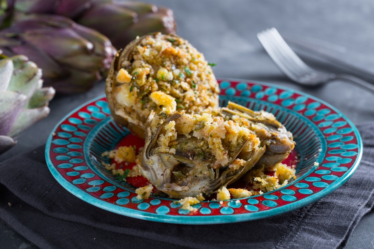 Alcachofras recheadas com farinha de rosca