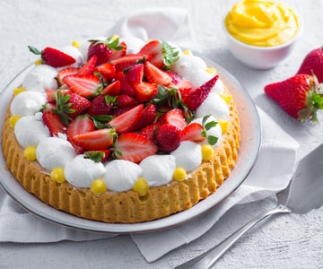 Torta macia com creme, chantilly e morangos