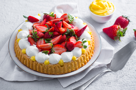 Torta macia com creme, chantilly e morangos