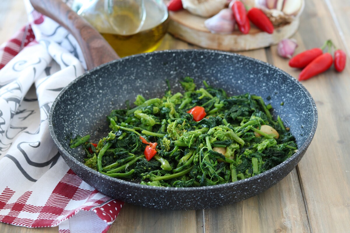 Cime de nabo na frigideira