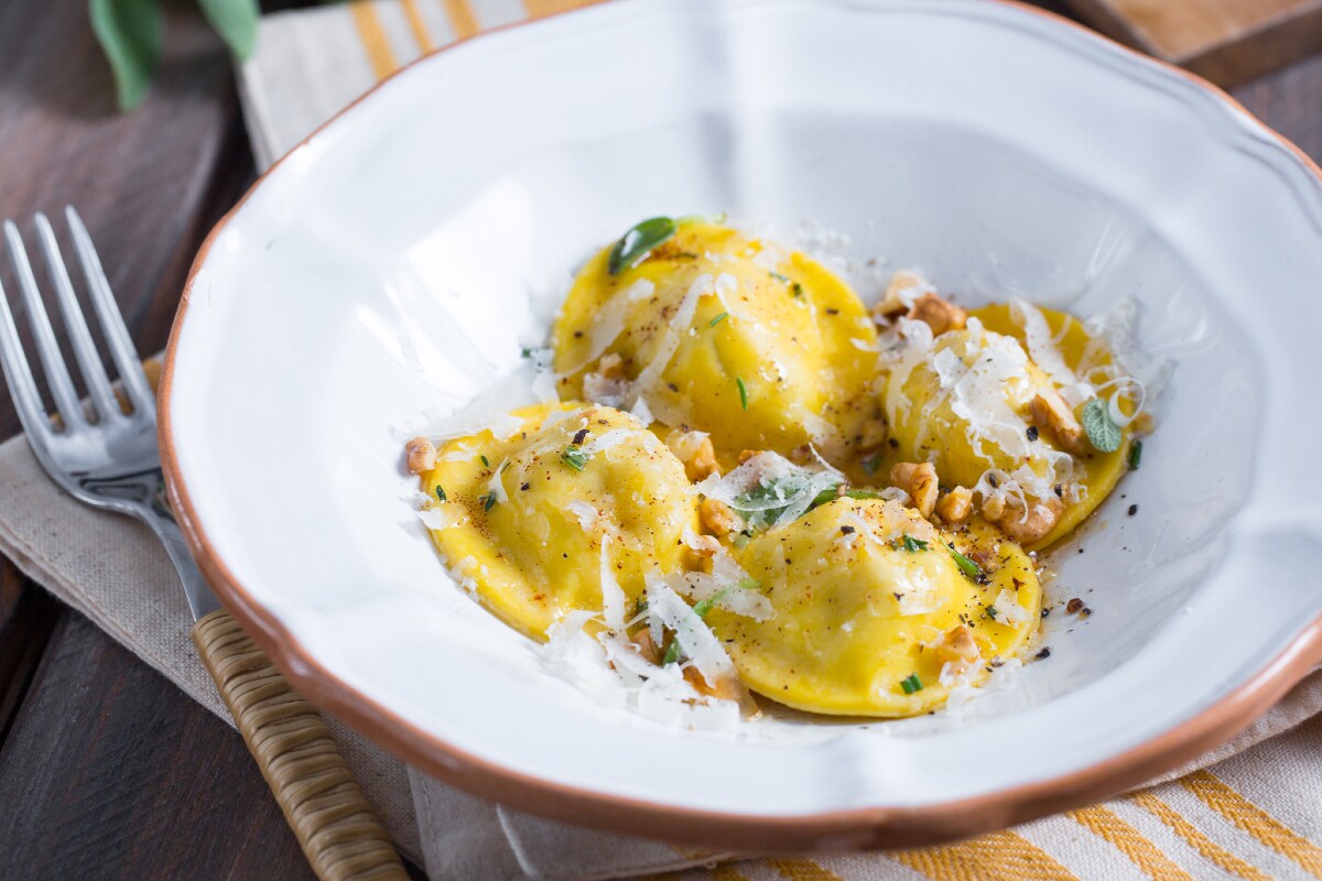 Ravioli recheados com galinha-d'angola e Grana Padano