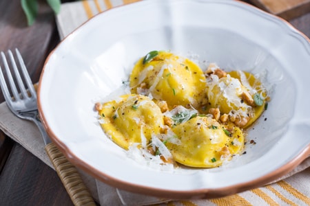 Ravioli recheados com galinha-d'angola e Grana Padano