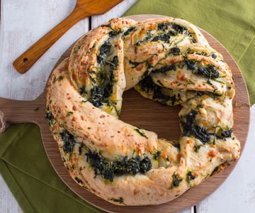 Rosca salgada com queijo e friarielli