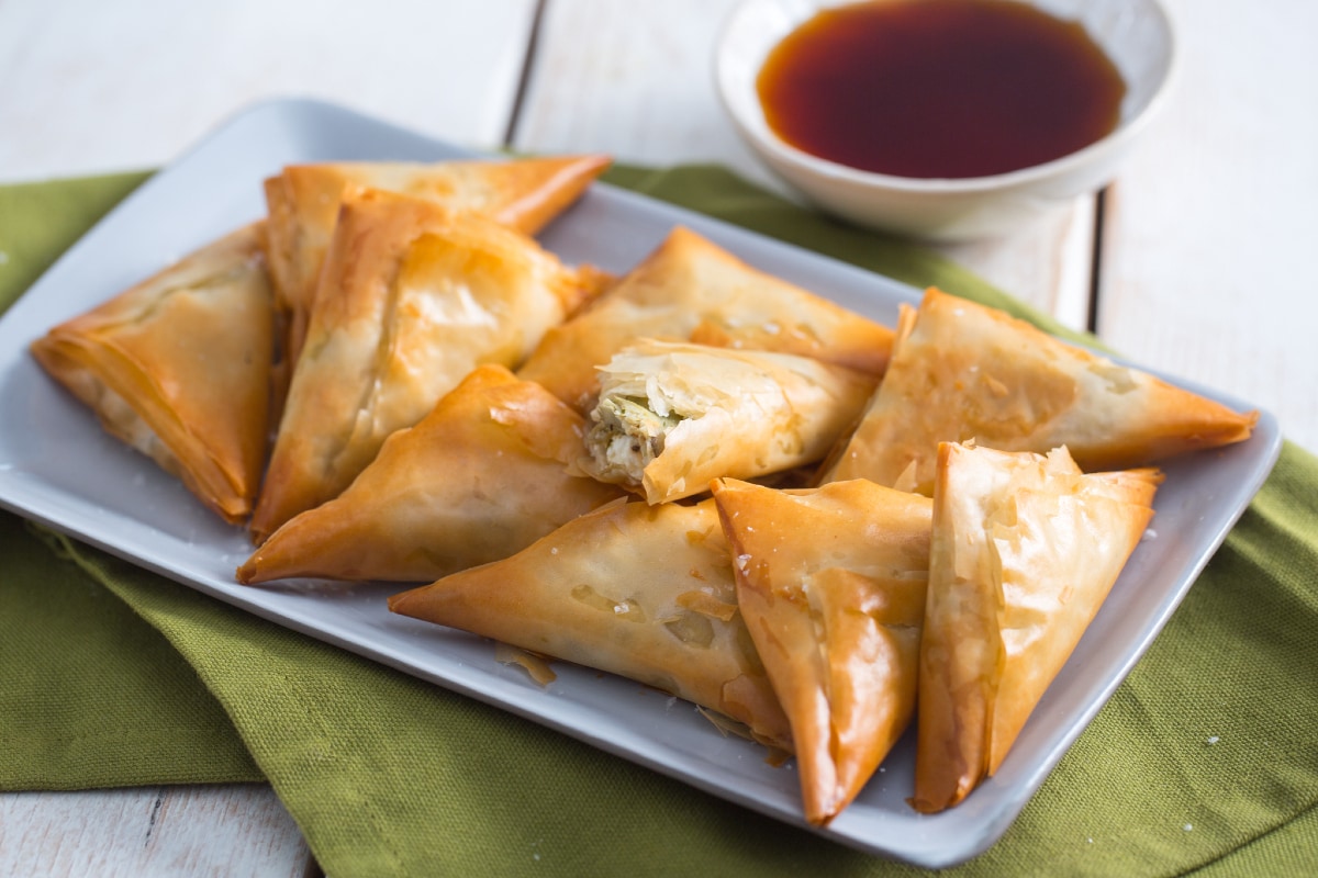 Triangolini com alcachofras e quartirolo