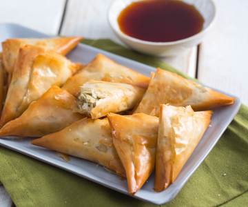 Triangolini com alcachofras e quartirolo