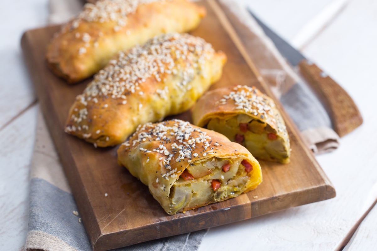 Mini strudel salgados com alcachofras, batatas e speck