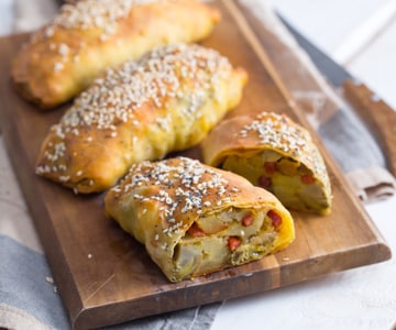 Mini strudel salgados com alcachofras, batatas e speck