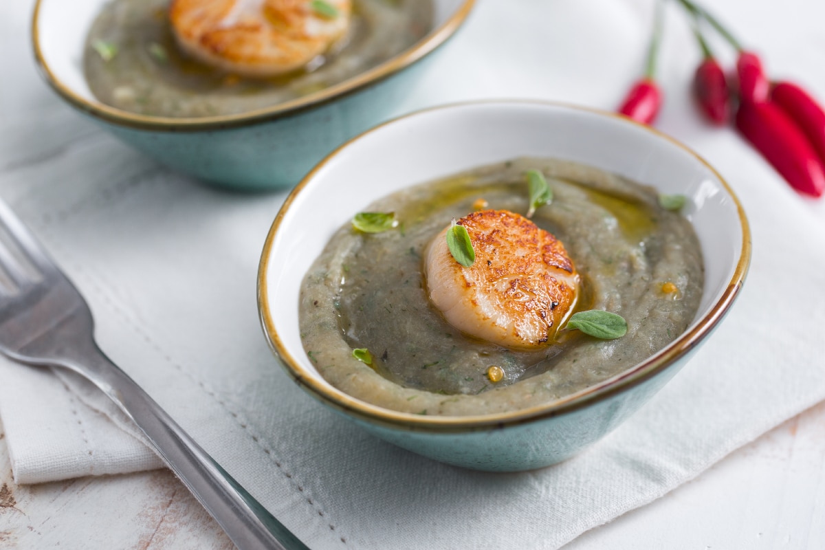 Vieiras sobre creme de alcachofras e ervas aromáticas