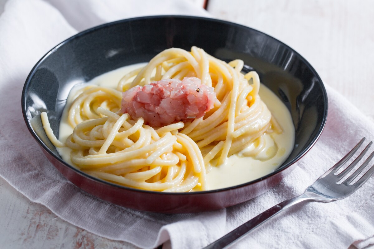 Spaghetti com molho de Monte Veronese e tartare de robalo