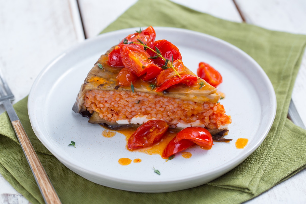 Timbale de arroz com berinjelas e tomates