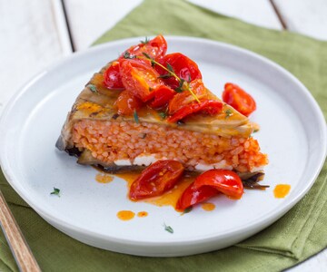 Timbale de arroz com berinjelas e tomates