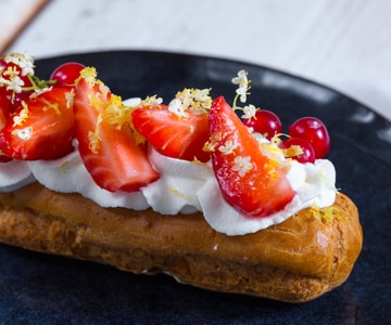 Éclair de creme com chantilly