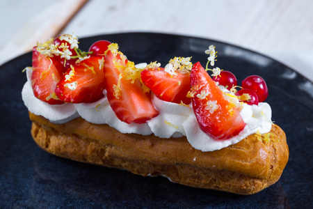 Éclair de creme com chantilly