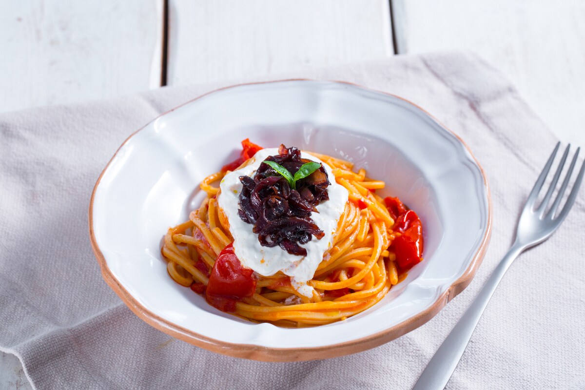 Spaghetti tomate e cebolas caramelizadas