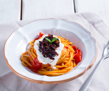 Spaghetti tomate e cebolas caramelizadas