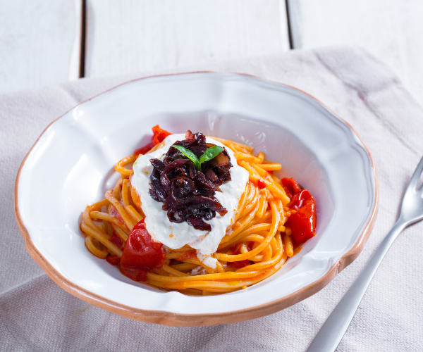 Spaghetti tomate e cebolas caramelizadas