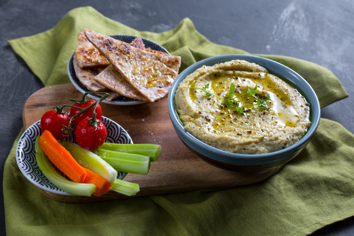 Hummus com talos de alcachofra