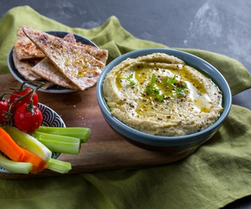 Hummus com talos de alcachofra