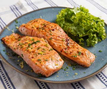 Filé de salmão na frigideira