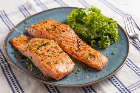 Filé de salmão na frigideira