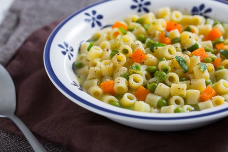 Sopa de macarrão, batatas e ervilhas