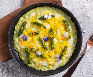 Risoto ao creme de aspargos e migalhas de gema