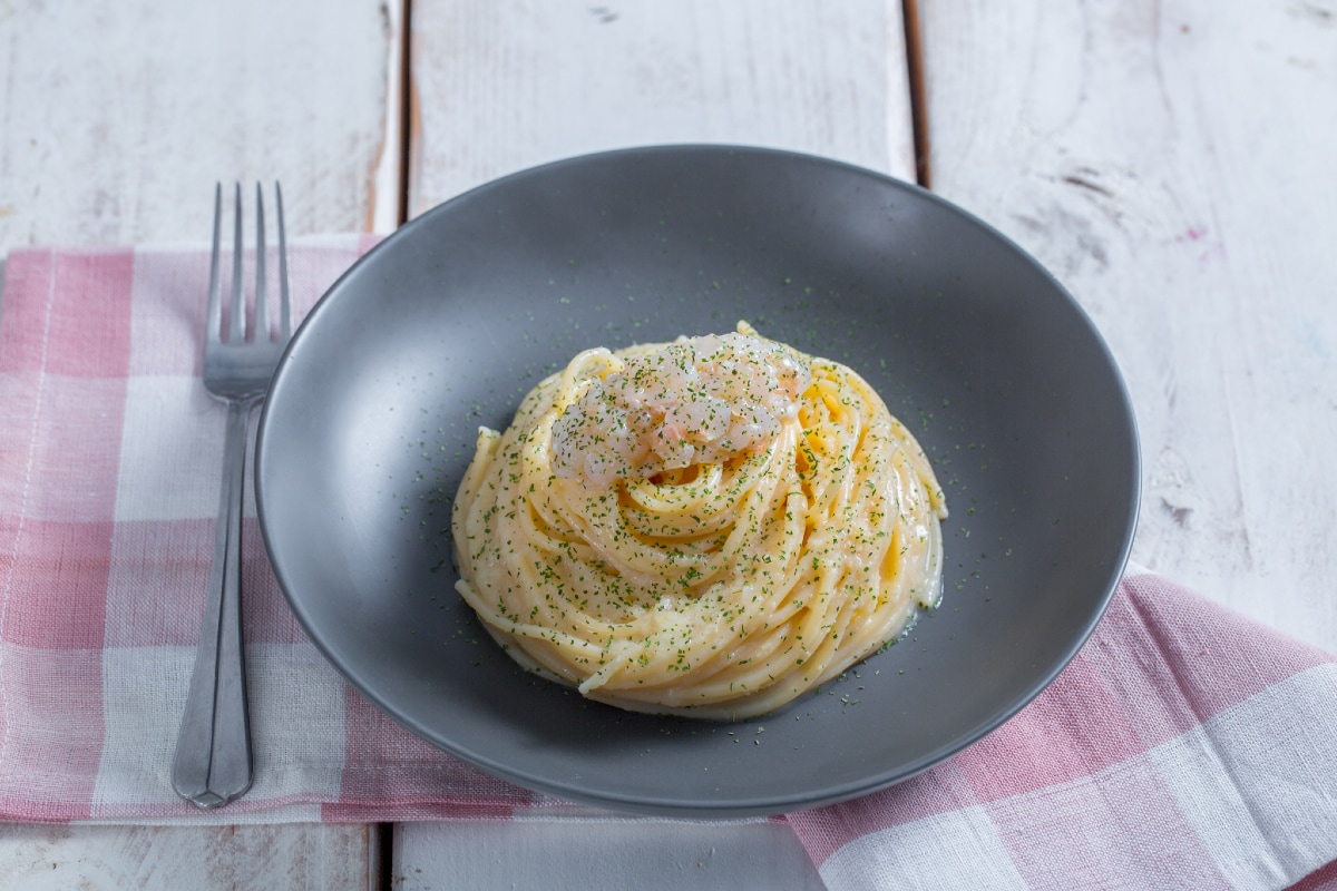 Spaghetti com limão assado e camarões