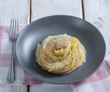 Spaghetti com limão assado e camarões