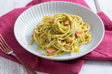 Pasta com pesto de pistache e salmão