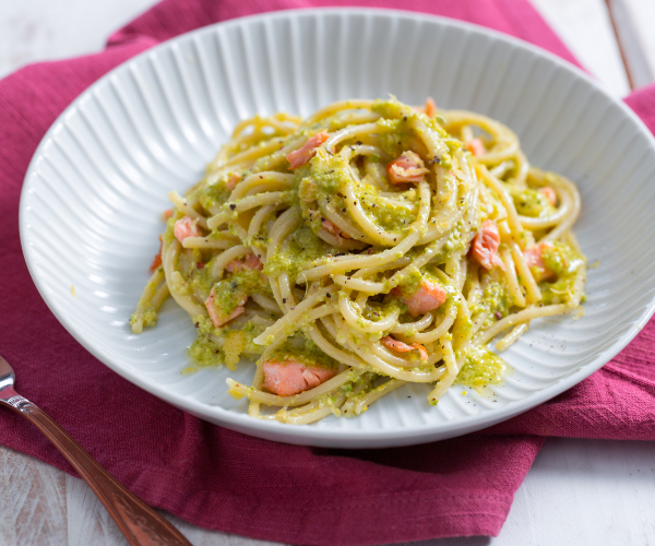 Pasta com pesto de pistache e salmão