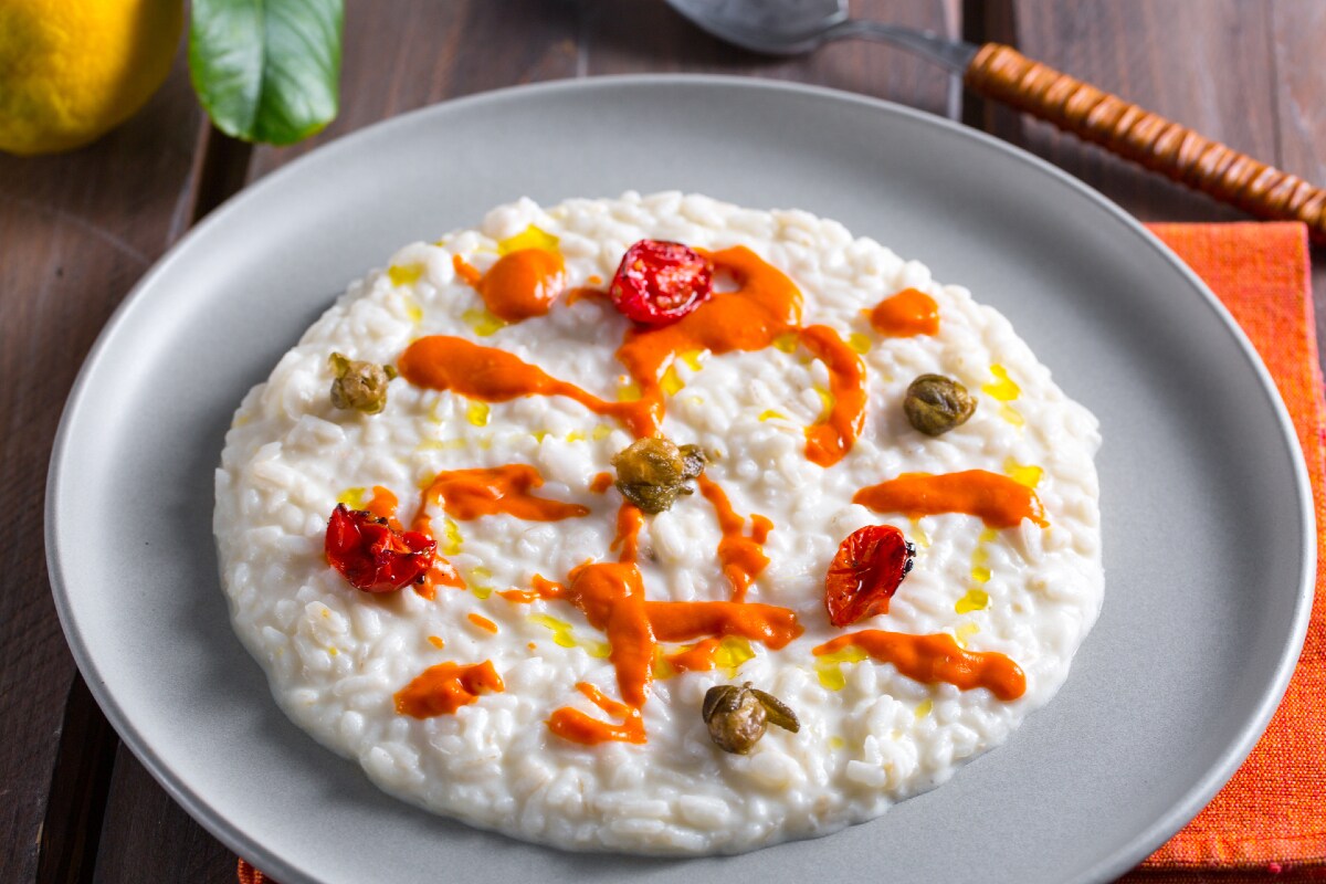 Risoto com burrata, alcaparras e tomatinhos
