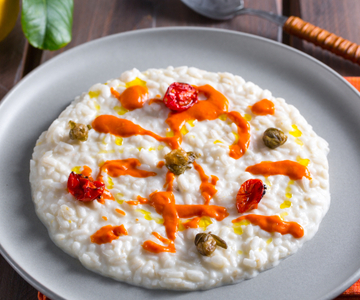 Risoto com burrata, alcaparras e tomatinhos