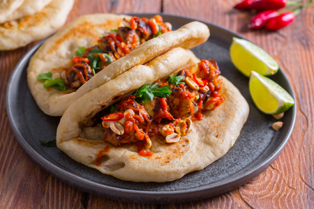 Espetinhos de frango com pita