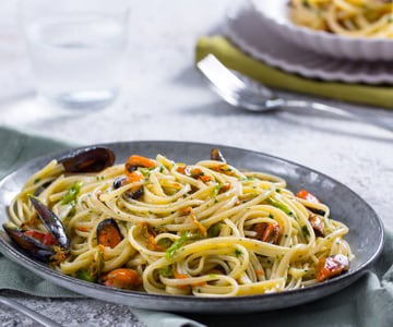 Linguine com mexilhões e flores de abobrinha