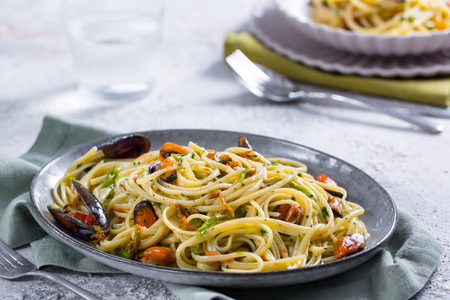 Linguine com mexilhões e flores de abobrinha