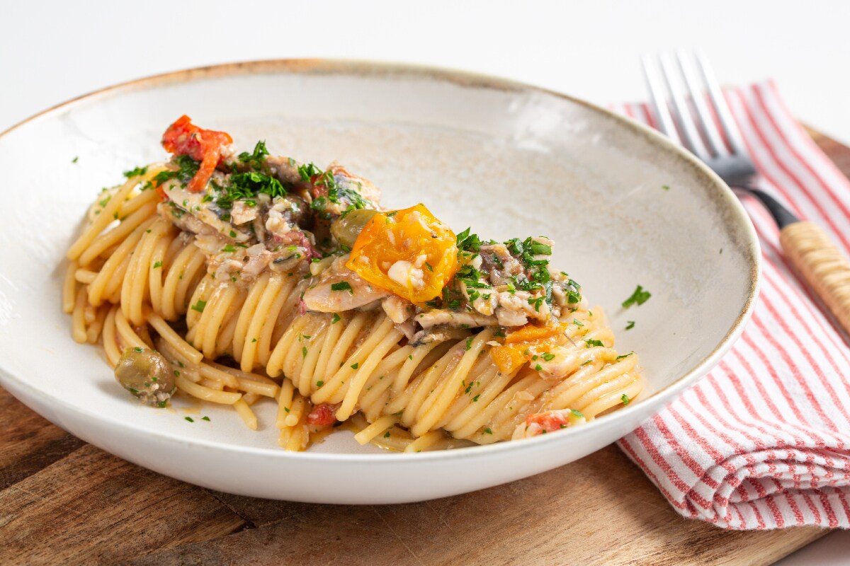 Pasta com peixes pobres