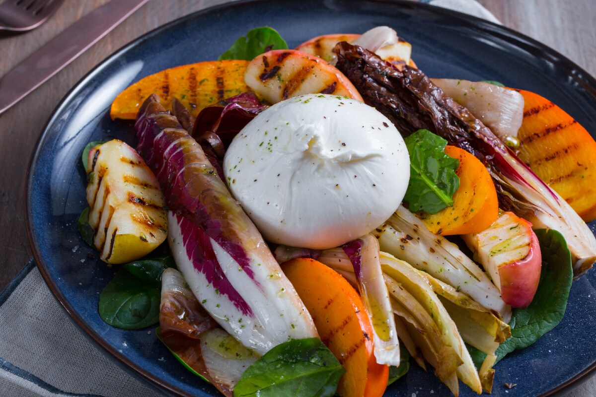 Burrata com legumes e frutas grelhadas