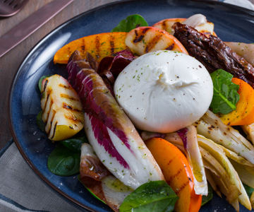 Burrata com legumes e frutas grelhadas