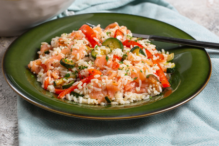 Salada de arroz com salmão e legumes