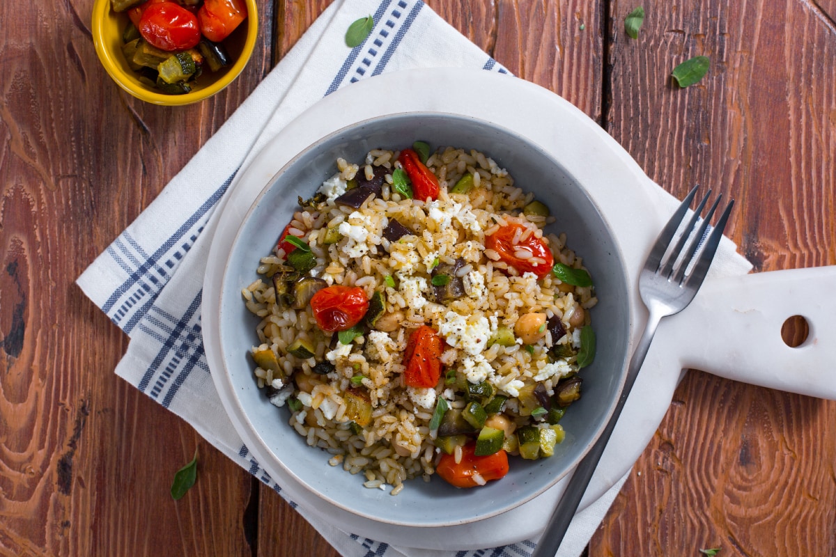 Arroz morno com grão-de-bico, legumes assados e feta
