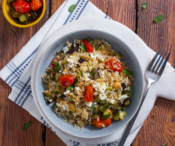Arroz morno com grão-de-bico, legumes assados e feta