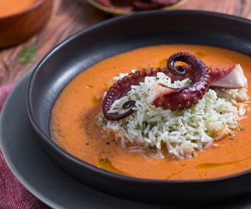 Gazpacho de pimentões com basmati e polvo